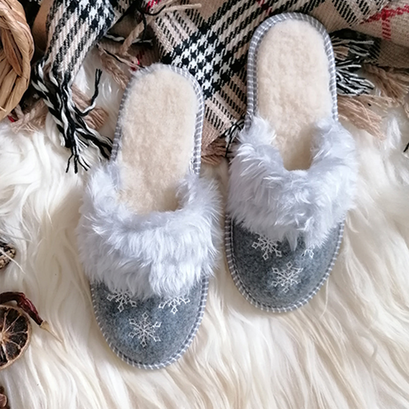 Warm Felt Slippers with Sheep Wool SNOW