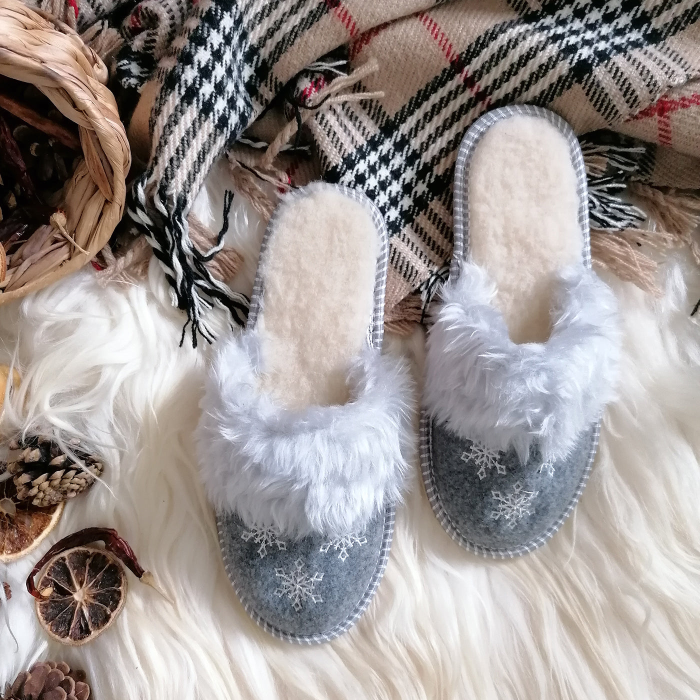 Warm Felt Slippers with Sheep Wool SNOW