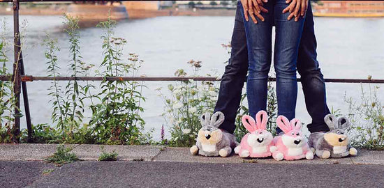 Paar mit Hasen Pärchen Hausschuhen rosa und grau