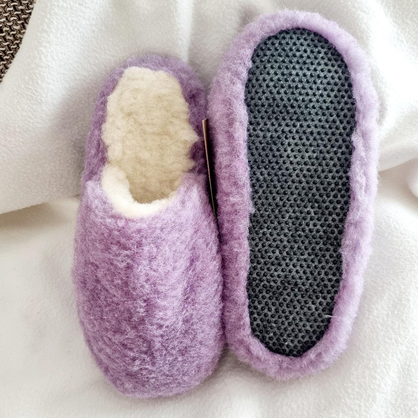 warme Pantoffeln aus Schafwolle Farbe flieder mit Sohlenfoto