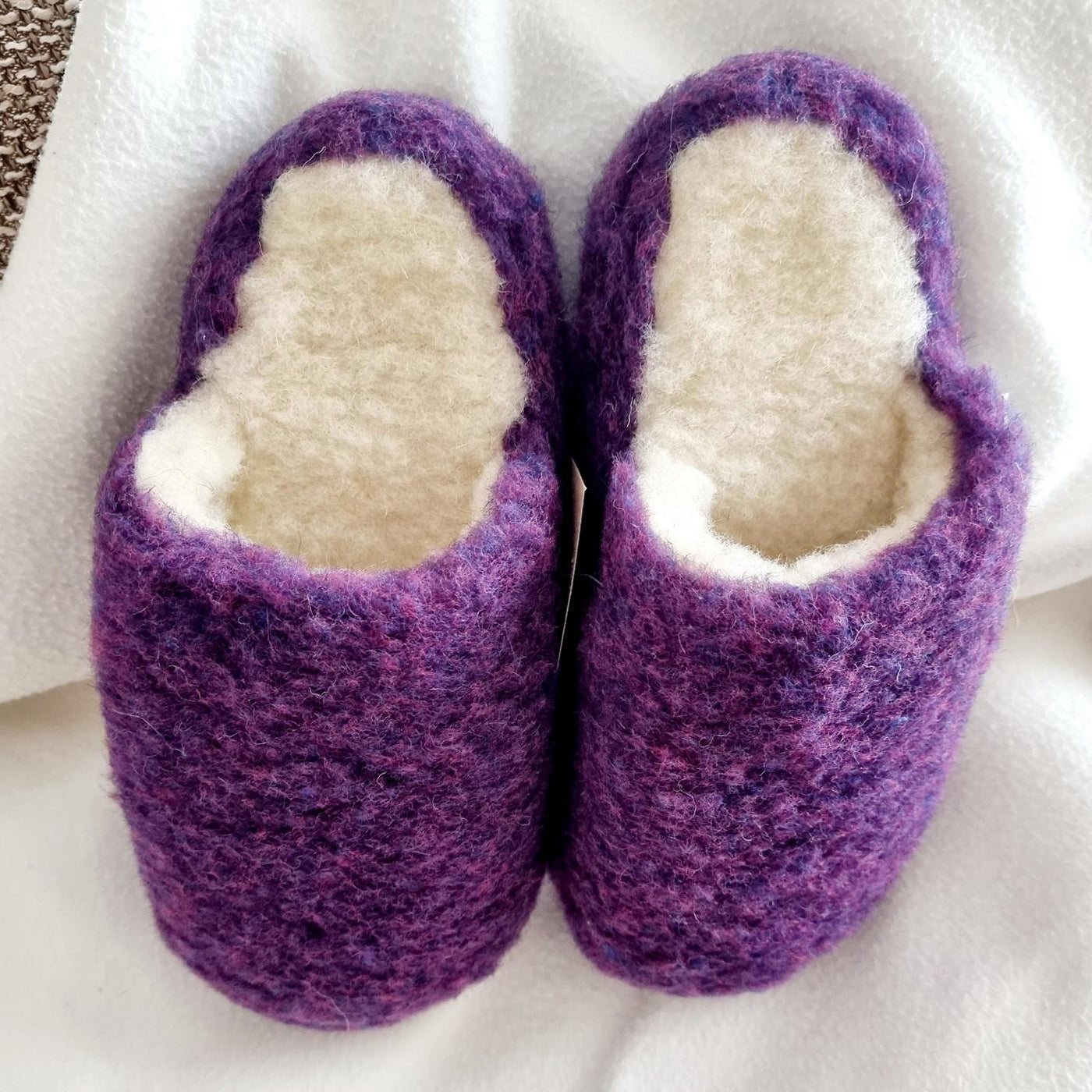 kuschelige Pantoffeln aus Schafwolle Farbe lila
